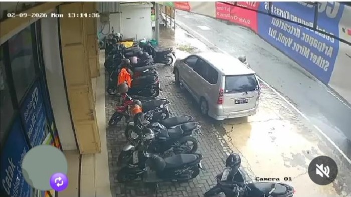 Waspada! Terekam CCTV Maling Modus Pecah Kaca Satroni 2 Mobil di Klaten