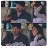 Keduanya terlihat duduk bersama di kotak VIP sambil mengobrol selama acara langsung. Mishka pun mengunggah fotonya menonton Super Bowl di media sosial. Foto: Twitter