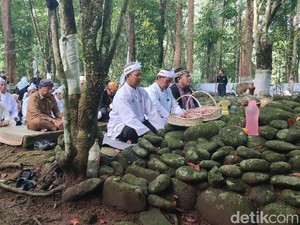Khidmat Tradisi Ngembang di Ciamis, Ziarah hingga Makan Bersama