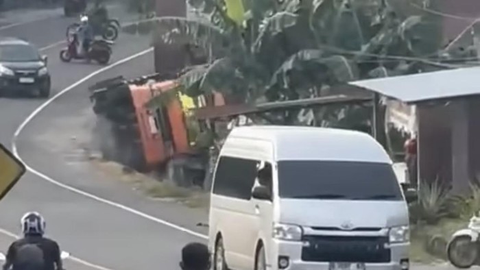 Truk Muatan Beras Terbalik di Poros Pinrang-Parepare Diduga karena Rem Blong