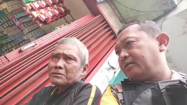 Video seorang lelaki lansia dituduh sebagai juru parkir (jukir) liar di Jakut viral di medsos. Ternyata lansia tersebut merupakan pensiunan guru. (dok Polsek Cilincing)