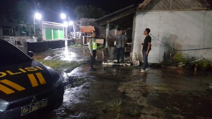 Polisi saat mendatangi lokasi perkelahian di Jalan Imogiri-Siluk, tepatnya selatan SMPN 2 Imogiri, Bantul, Senin (9/2/2/2026) malam.