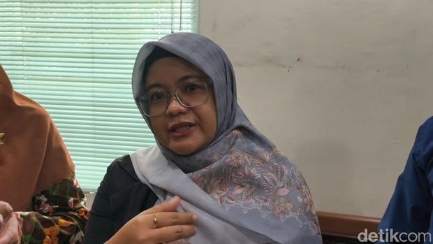 Wakil Kepala SMAN 13 Bandung, Henhen Suhaeni