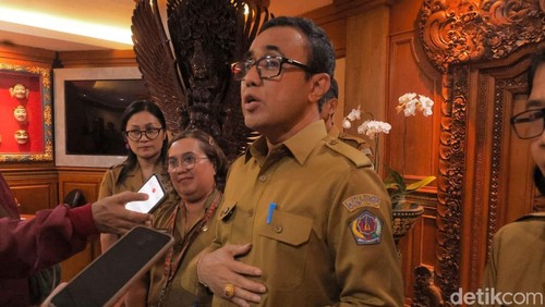 Wali Kota Denpasar I Gusti Ngurah Jaya Negara didampingi Kepala Dinsos I Gusti Ayu Laxmy Saraswaty saat memberikan tanggapan mengenai BPJS Kesehatan, Senin (9/2/2026).