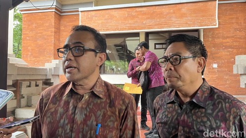 Wali Kota Denpasar I Gusti Ngurah Jaya Negara (kiri) saat ditemui di Kantor Gubernur Bali, Selasa (10/2/2026). (Foto: Rizki Setyo/detikBali)