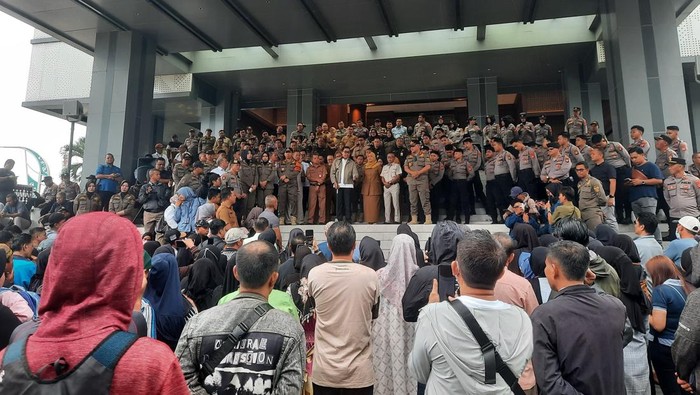 Wali Kota Samarinda, Andi Harun saat menemui para pedagang. (Muhammad Budi Kurniawan/detikKalimantan)