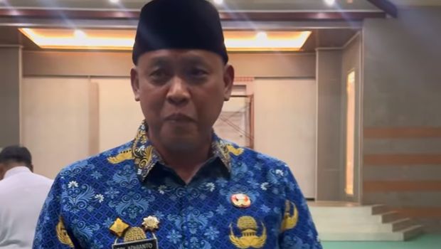 Wali Kota (Walkot) Bekasi Tri Adhianto sempat diancam pedagang yang membawa golok saat menertibkan pedagang di Teluk Pucung, Bekasi Utara. (IG @mastriadhianto)