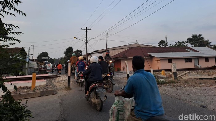 Warga Keluhkan Tidak Ada Palang Kereta Api di Jalan Pantai Timur Medan