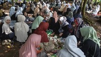 Warga mengikuti botram munggahan atau makan bersama dalam Tradisi Mapag Ramadan Ngembang yang menjadi ajang silaturahmi dan saling memaafkan jelang Ramadan. Foto: ANTARA FOTO/Adeng Bustomi