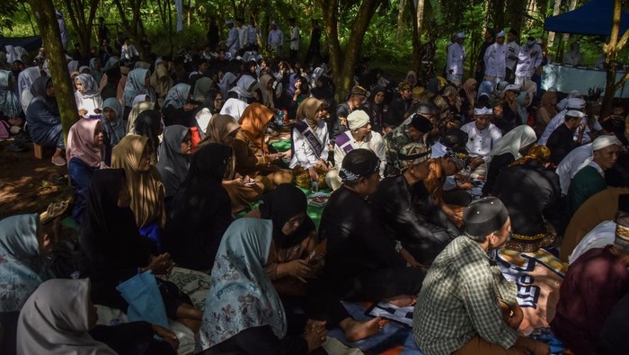 Warga berziarah di makam Bupati Cibatu Nagari Ciamis Djeng Pati Wiraotama dan Syekh Nuridin saat prosesi adat Tradisi Mapag Ramadhan Ngembang di Situs Hutan Kota Gunung Jaha, Kabupaten Ciamis, Jawa Barat, Selasa (10/2/2026).Tradisi Mapag Ramadhan Nge