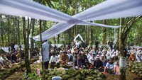 Warga berziarah di makam Bupati Cibatu Nagari Ciamis Djeng Pati Wiraotama dan Syekh Nuridin saat Tradisi Mapag Ramadan Ngembang di Situs Hutan Kota Gunung Jaha, Ciamis, Jawa Barat. Foto: ANTARA FOTO/Adeng Bustomi