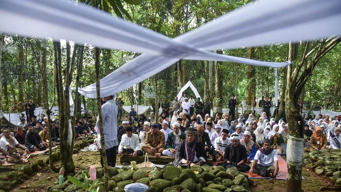 Warga berziarah di makam Bupati Cibatu Nagari Ciamis Djeng Pati Wiraotama dan Syekh Nuridin saat prosesi adat Tradisi Mapag Ramadhan Ngembang di Situs Hutan Kota Gunung Jaha, Kabupaten Ciamis, Jawa Barat, Selasa (10/2/2026).Tradisi Mapag Ramadhan Ngembang yang diisi doa bersama, tawasulan, shalawat, serta botram munggahan atau makan bersama tersebut menjadi ajang silaturahmi antarwarga untuk saling memaafkan dalam menyambut bulan suci Ramadhan. ANTARA FOTO/Adeng Bustomi/rwa.