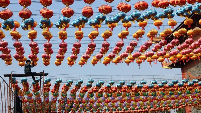 Pekerja memasang lampion hias di Maha Vihara Maitreya, Kabupaten Deli Serdang, Sumatera Utara, Selasa (10/2/2026). Sebanyak 5.000 lampion hias dipasang di Vihara tersebut untuk menyambut perayaan Imlek 2577 Kongzili pada 17 Februari 2026. ANTARA FOTO