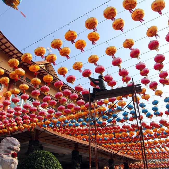5.000 Lampion Hiasi Maha Vihara Maitreya Deli Serdang Sambut Imlek