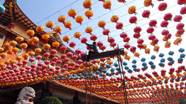 5.000 Lampion Hiasi Maha Vihara Maitreya Deli Serdang Sambut Imlek
