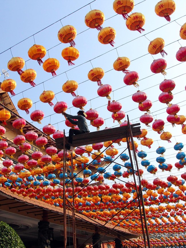 5.000 Lampion Hiasi Maha Vihara Maitreya Deli Serdang Sambut Imlek