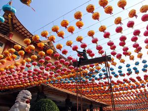 5.000 Lampion Hiasi Maha Vihara Maitreya Deli Serdang Sambut Imlek