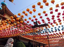 5.000 Lampion Hiasi Maha Vihara Maitreya Deli Serdang Sambut Imlek