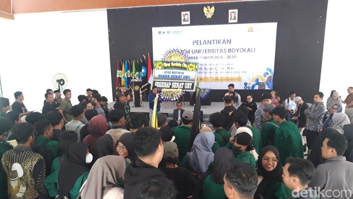 Aksi demo mahasiswa UBY aksi saat pelantikan Rektor, Rabu (11/2/2026).