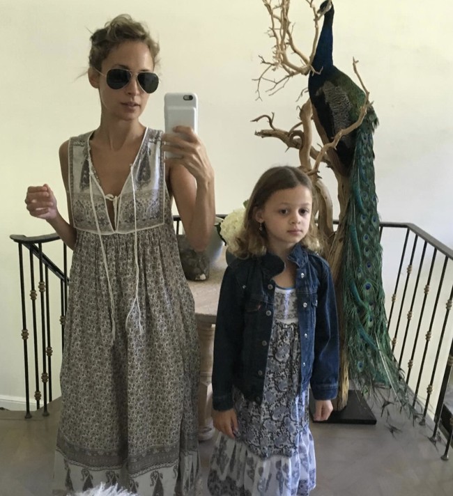 Bintang reality show yang populer lewat acara The Simple Life bersama Paris Hilton itu menunjukkan dukungan secara langsung di kolom komentar unggahan Instagram Kate. Sang putri menyematkan emoji sayap malaikat, yang kemudian dibalas Nicole dengan rangkaian emoji hati merah. Foto: dok. Instagram @katemaddennn