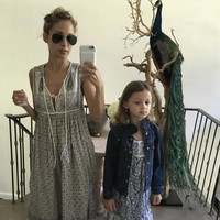 Bintang reality show yang populer lewat acara The Simple Life bersama Paris Hilton itu menunjukkan dukungan secara langsung di kolom komentar unggahan Instagram Kate. Sang putri menyematkan emoji sayap malaikat, yang kemudian dibalas Nicole dengan rangkaian emoji hati merah. Foto: dok. Instagram @katemaddennn