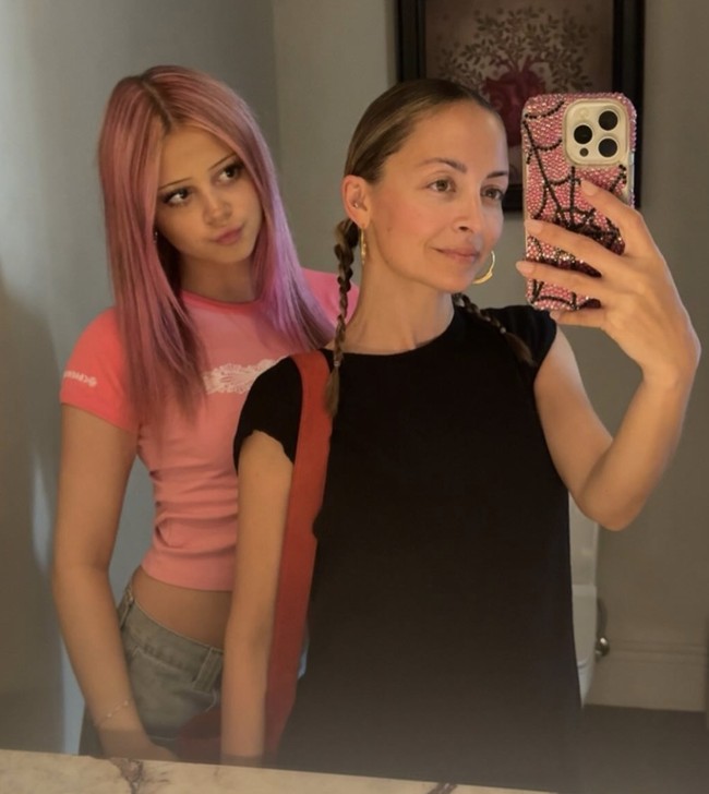 Remaja yang dikenal dengan nama Harlow itu kini menggunakan nama tengahnya, Kate. Pergantian namanya membuat penggemar Nicole Richie kaget karena nama Harlow tampak begitu bermakna bagi Nicole hingga membuat label fashion dengan nama tersebut.  Foto: dok. Instagram @katemaddennn