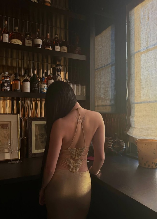 Tak hanya itu, Kate juga memperlihatkan tato baru di punggungnya, sepasang sayap malaikat bergaya sketsa tipis. Foto: dok. Instagram @katemaddennn