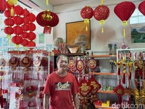 Pengusaha Borong Pernak-Pernik Dekorasi Imlek di Denpasar