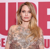 5 Gaya Angelina Jolie Pakai Naked Dress, Seksi Tapi Tetap Elegan