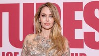 5 Gaya Angelina Jolie Pakai Naked Dress, Seksi Tapi Tetap Elegan
