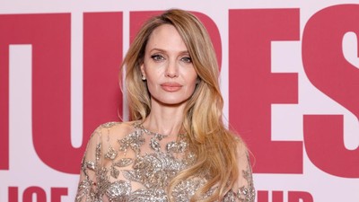 5 Gaya Angelina Jolie Pakai Naked Dress, Seksi Tapi Tetap Elegan