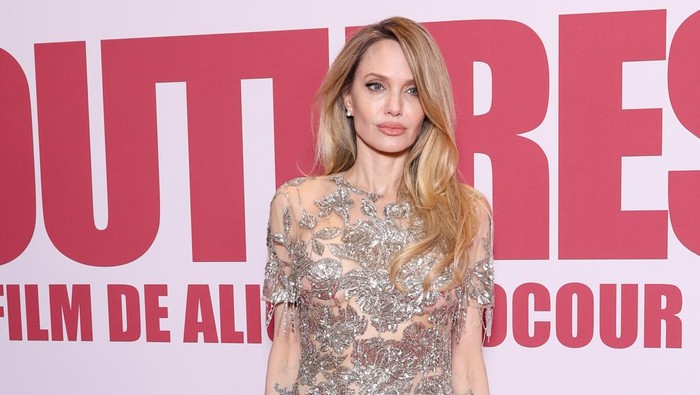 Angelina Jolie menghadiri pemutaran perdana Coutures di Pathe Palace pada 9 Februari 2026 di Paris, Prancis.