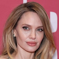 Film ini juga menyoroti perjalanan seorang model dan makeup artist yang berusaha bertahan dan menemukan tempat mereka di industri fashion. “Aku mencintai film ini karena ceritanya melampaui kisah tentang seseorang yang sakit. Film ini berbicara tentang kehidupan,” ungkap Jolie, seperti dilansir Hello! Magazine. Foto: Getty Images/Aurore Marechal