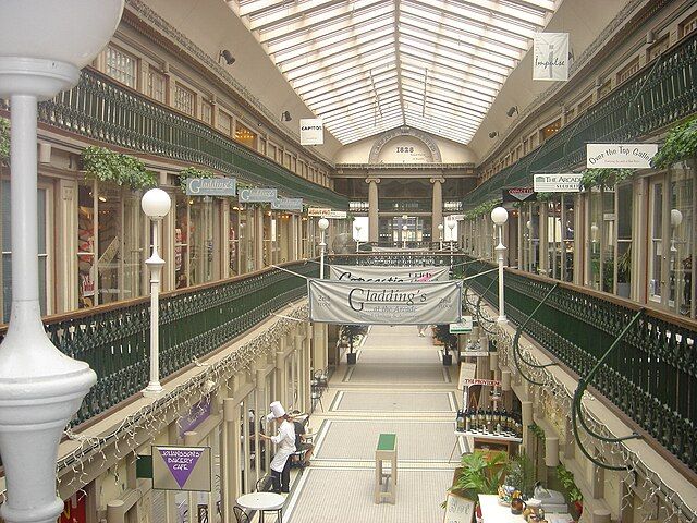 Arcade Providence Arcade Providence merupakan mal indoor tertua di AS. Sempat hampir 'mati', mal ini akhirnya bangkit lagi setelah diubah menjadi apartemen.