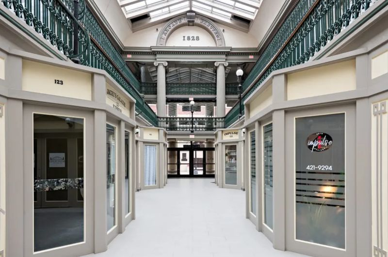 Arcade Providence Arcade Providence merupakan mal indoor tertua di AS. Sempat hampir 'mati', mal ini akhirnya bangkit lagi setelah diubah menjadi apartemen.