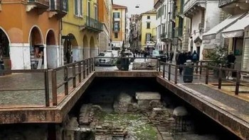 Kota Romawi Kuno di Bawah Permukaan Jalan, Tersembunyi Tepat di Bawah Kehidupan Modern di Verona, Italia. Abad ke-1 SM Foto: Boredpanda