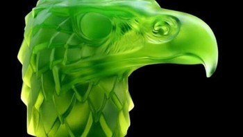 Ornamen Kap Mobil Kaca Uranium Gaya Art Deco Karya Lalique, Sekitar Tahun 1930 Foto: Boredpanda