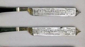 Pisau Notasi adalah pisau saji langka dari abad ke-16 Masehi, era Renaisans, dengan notasi musik terukir di bilahnya, digunakan untuk melantunkan doa sebelum dan sesudah makan. Foto: Boredpanda