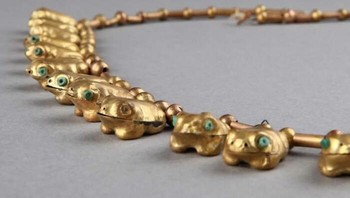Kalung Moche dengan Manik-Manik Emas Berbentuk Katak (1-800 M) | Museo Larco – Lima, Peru. Foto: Boredpanda
