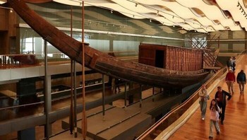 Kapal Khufu adalah sebuah kapal layar tenaga surya berukuran penuh berusia 4500 tahun dari Mesir Kuno yang disegel di dalam sebuah lubang di kaki Piramida Agung Firaun Khufu di Kompleks Piramida Giza. Foto: Boredpanda