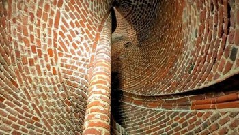 Tangga Spiral Bata di Dalam Menara Moot Hall di Maldon, Inggris. Sekitar tahun 1420 M. Foto: Boredpanda