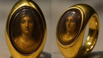 Cincin Emas Romawi Berusia 2.000 Tahun yang Menampilkan Kristal Batu yang Diukir dengan Potret Titus Carvilius Gemello Foto: Boredpanda