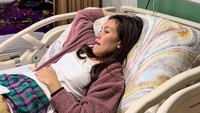 Assyifa, adik Ayu Ting Ting memperlihatkan kondisi kakaknya yang terbaring di tempat tidur dalam ruang perawatan sebuah rumah sakit. Foto: Instagram @syifaasyifaaa