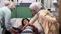 Terlihat Ayu Ting Ting sedang diperiksa oleh dokter. Alhamdulillah demamnya sudah membaik, batuknya sudah gak ada. Memang kamu perlu istirahat Nak. Allah kasih kamu penyakit biar kamu istirahat, tapi insyaallah kasih sembuh kembali Nak, Aaminyarobbalalamin, tulis Umi Kalsum. Foto: Instagram @syifaasyifaaa
