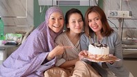 Meski masih pucat dan lemas, Ayu Ting Ting memberikan kejutan ulang tahun untuk salah satu teman yang selalu menemaninya kerja.  Foto: Instagram @mom_ayting92_