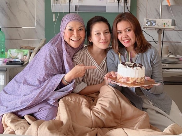 Ayu Ting Ting dirawat di rumah sakit.