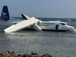 Pesawat Bawa 55 Penumpang Tergelincir ke Laut Dangkal Saat Mendarat Darurat