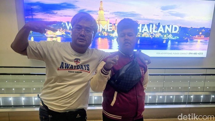 Badru dan Ketua Viking Farmasi Kris Jelly saat tiba di Thailand