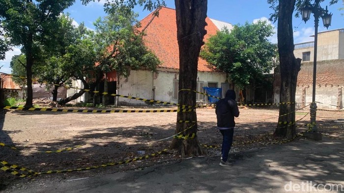 Bangunan cagar budaya eks asrama VOC di Gresik dibongkar. PT POs Indonesia dinilai lari dari tanggung jawab.