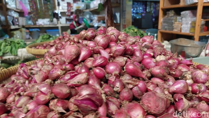 Bawang merah yang dijajakan pedagang di pasar tradisional Sumber